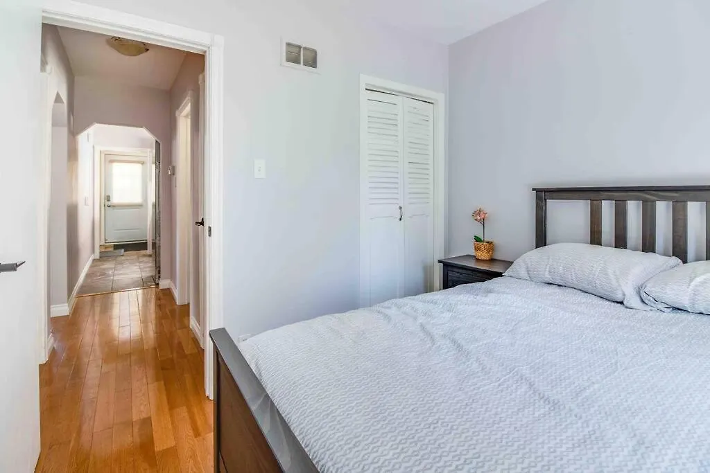 Apartment Beautiful House Near Bluffers Beach, 25 Minutes To Toronto Downtown, Free Parking, And Wifi