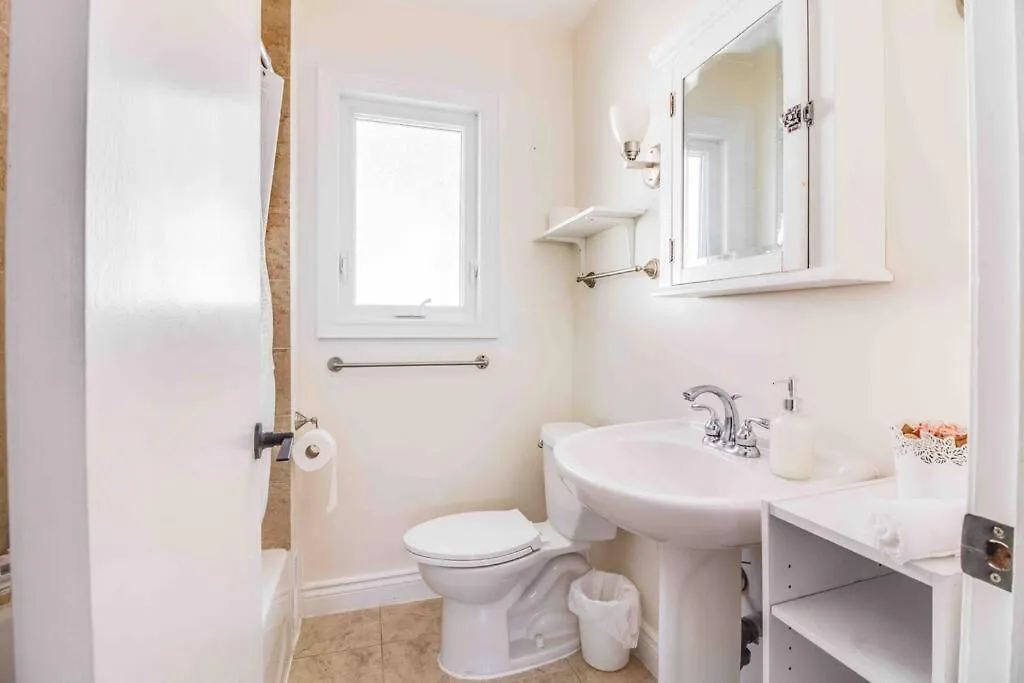 Beautiful House Near Bluffers Beach, 25 Minutes To Toronto Downtown, Free Parking, And Wifi