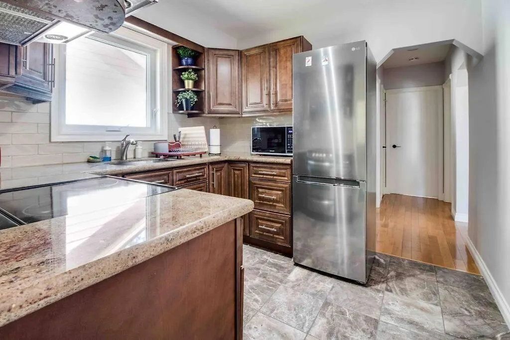 Beautiful House Near Bluffers Beach, 25 Minutes To Toronto Downtown, Free Parking, And Wifi